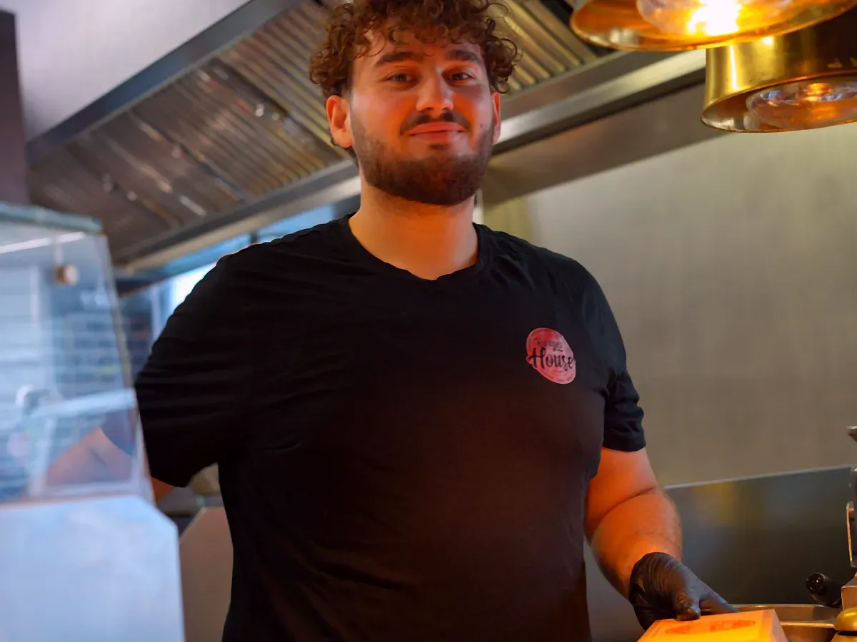 Mitarbeiter an der Essensausgabe des Burger House Trier