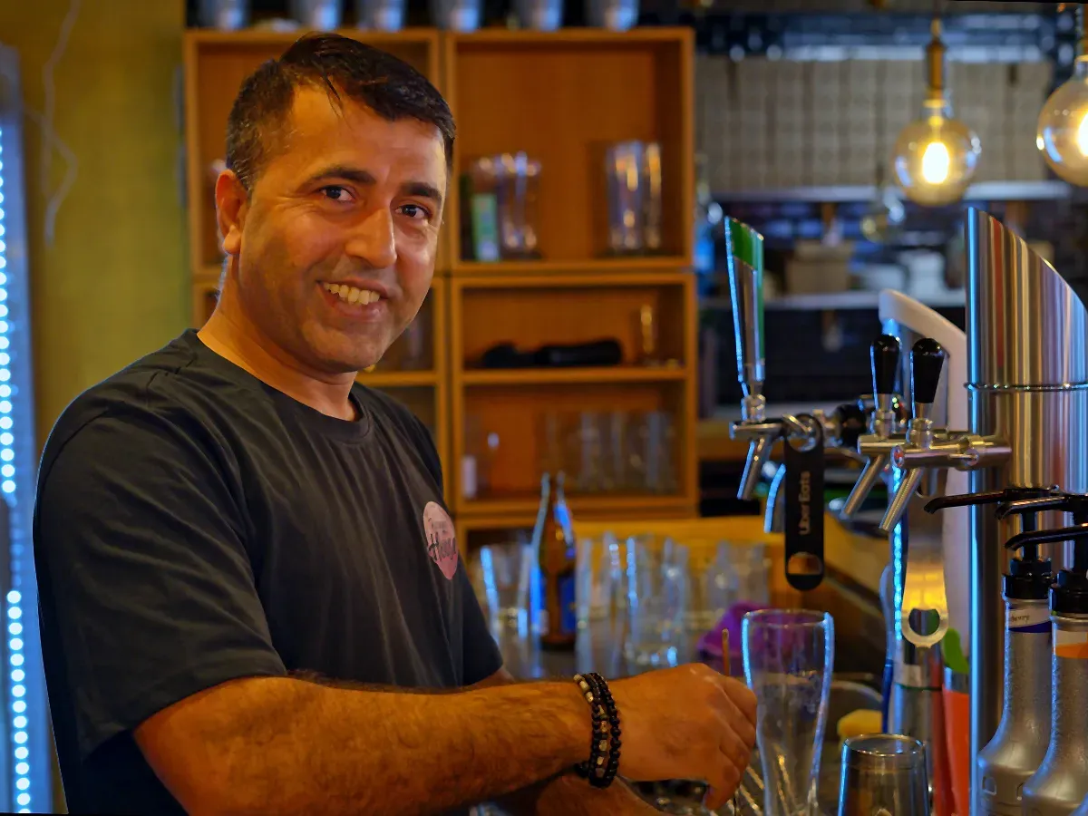 Mitarbeiter an der Theke des Burger House Trier
